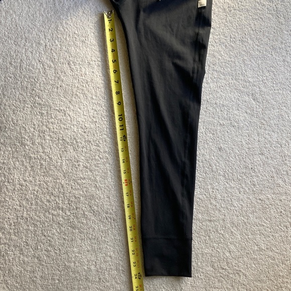 Vuori daily leggings- like new - Picture 10 of 10